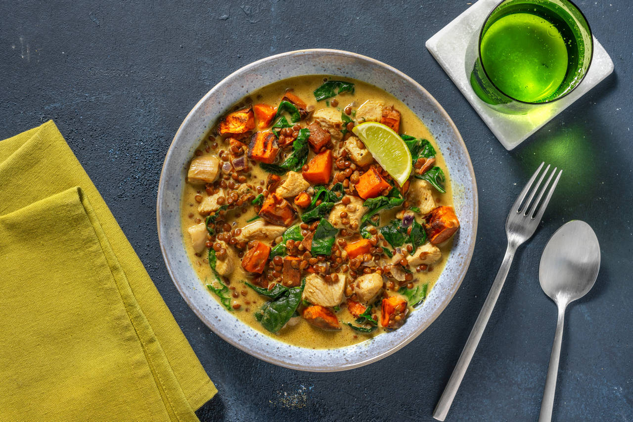 Pollo al curry con lentejas, boniato y espinacas