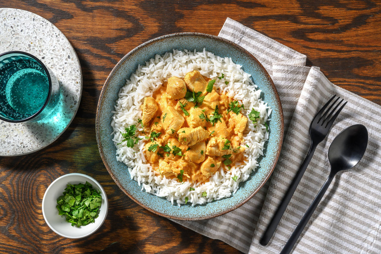 Pollo estilo tikka masala acompañado con arroz basmati y cilantro fresco