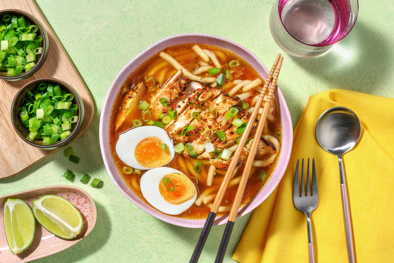 Ramen de miso con extra de tiras de pollo con ajo tierno, chili en escamas y lima