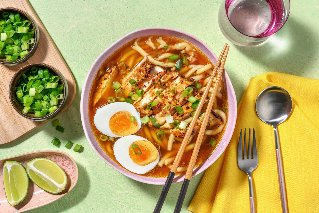 Ramen casero de pollo con fideos udon y verduras