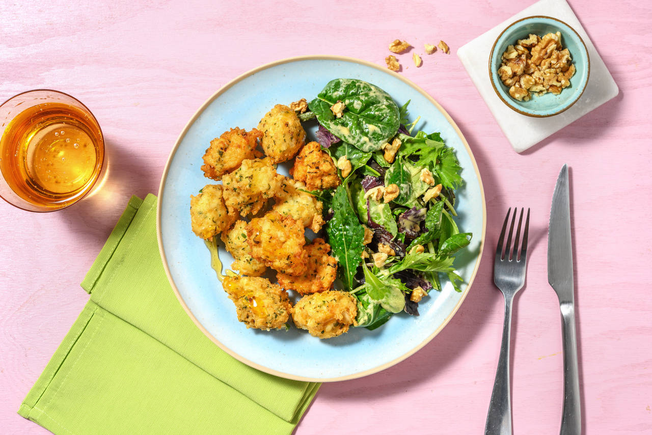 Buñuelos caseros de bacalao con miel acompañado de ensalada con nueces
