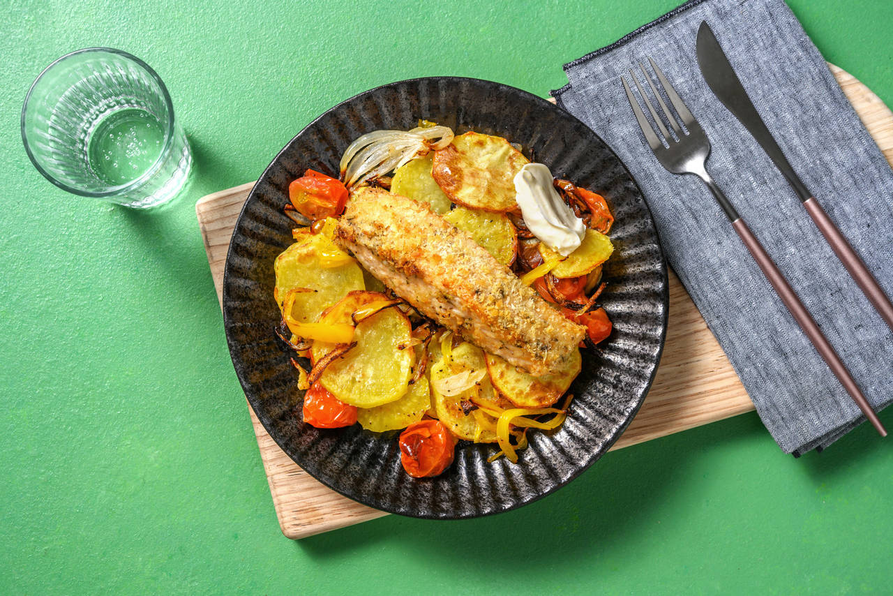 Salmón al horno con costra de panko verduritas al horno y mayonesa al limón