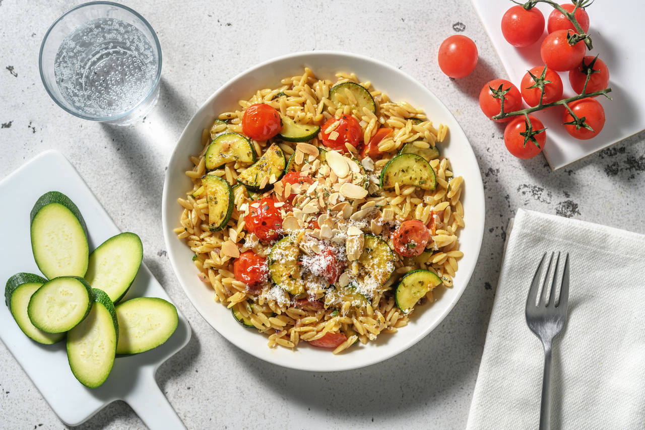 Orzo con calabacín y cherrys al romero con queso italiano curado y almendras tostadas