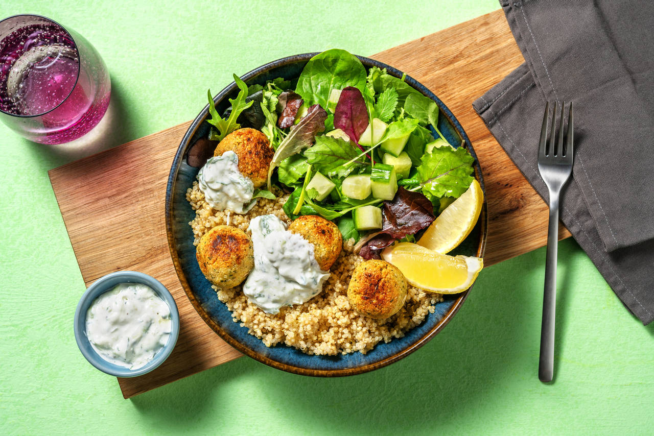 Bol de quinoa con falafel y salsa de yogur a la menta