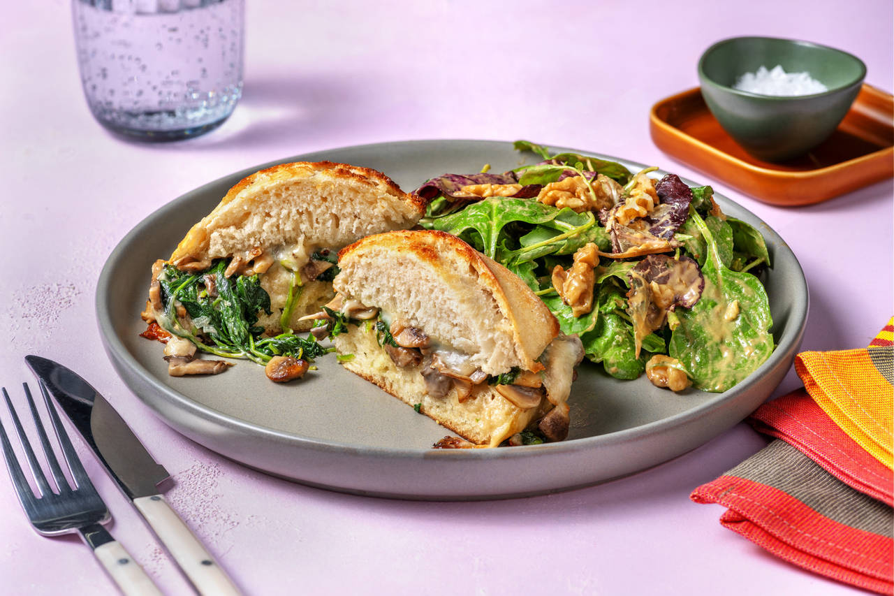 Chapata rellena de espinacas y champiñones con ensalada de nueces