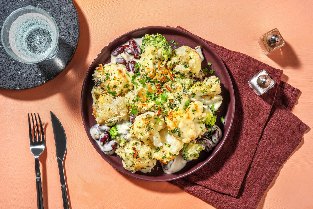 Coliflor y brócoli con bechamel al horno con judías rojas y queso gratinado