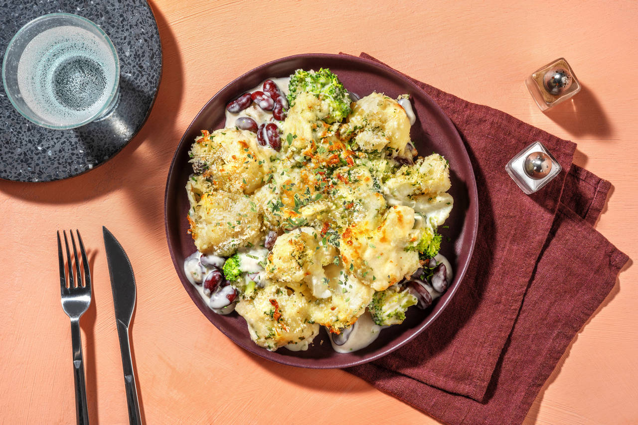 ¡Todo gratinado! Coliflor y brócoli con bechamel casera con judías rojas y queso
