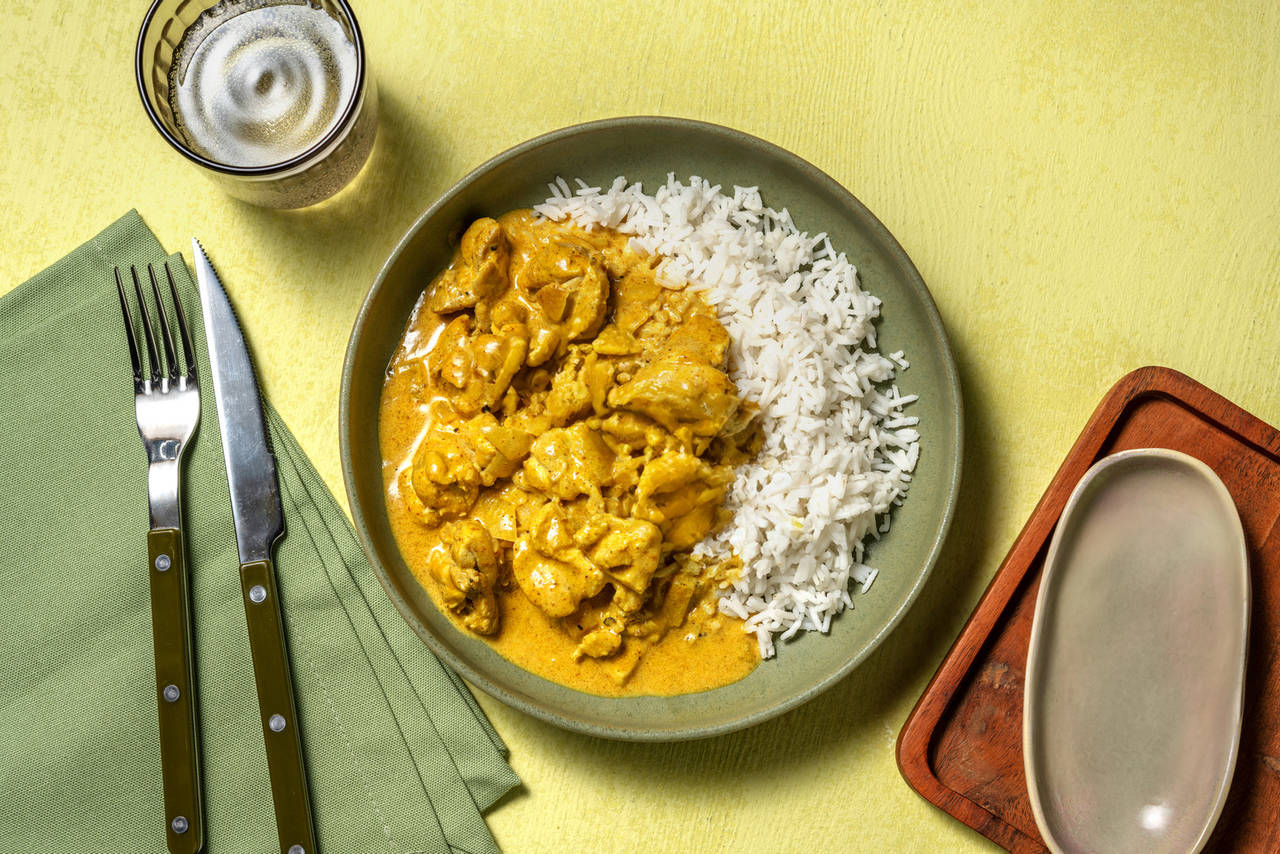 Muslo de pollo estilo korma sobre arroz basmati