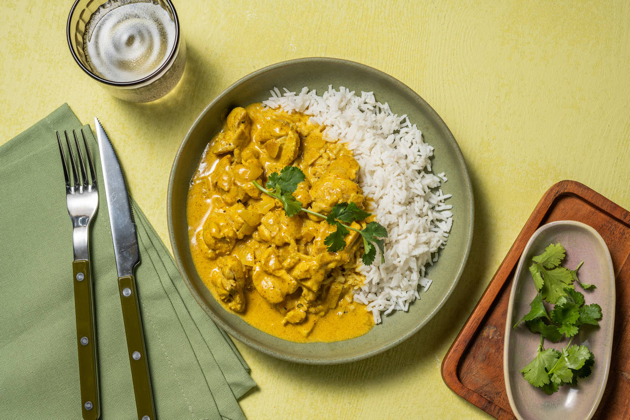 Muslo de pollo estilo korma con arroz basmati y cilantro fresco