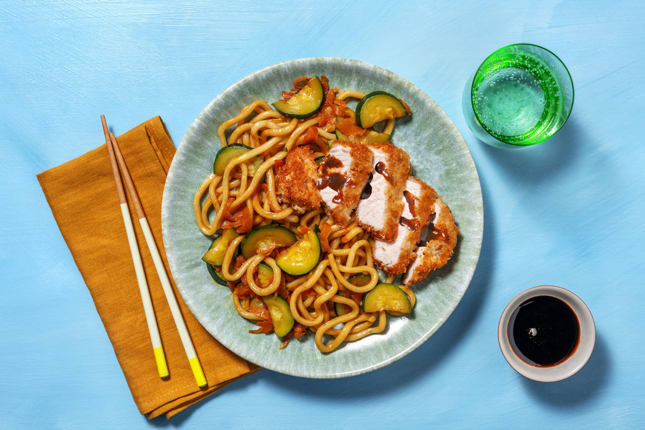 Cerdo crujiente sobre fideos udon en salsa asiática con verduras salteadas