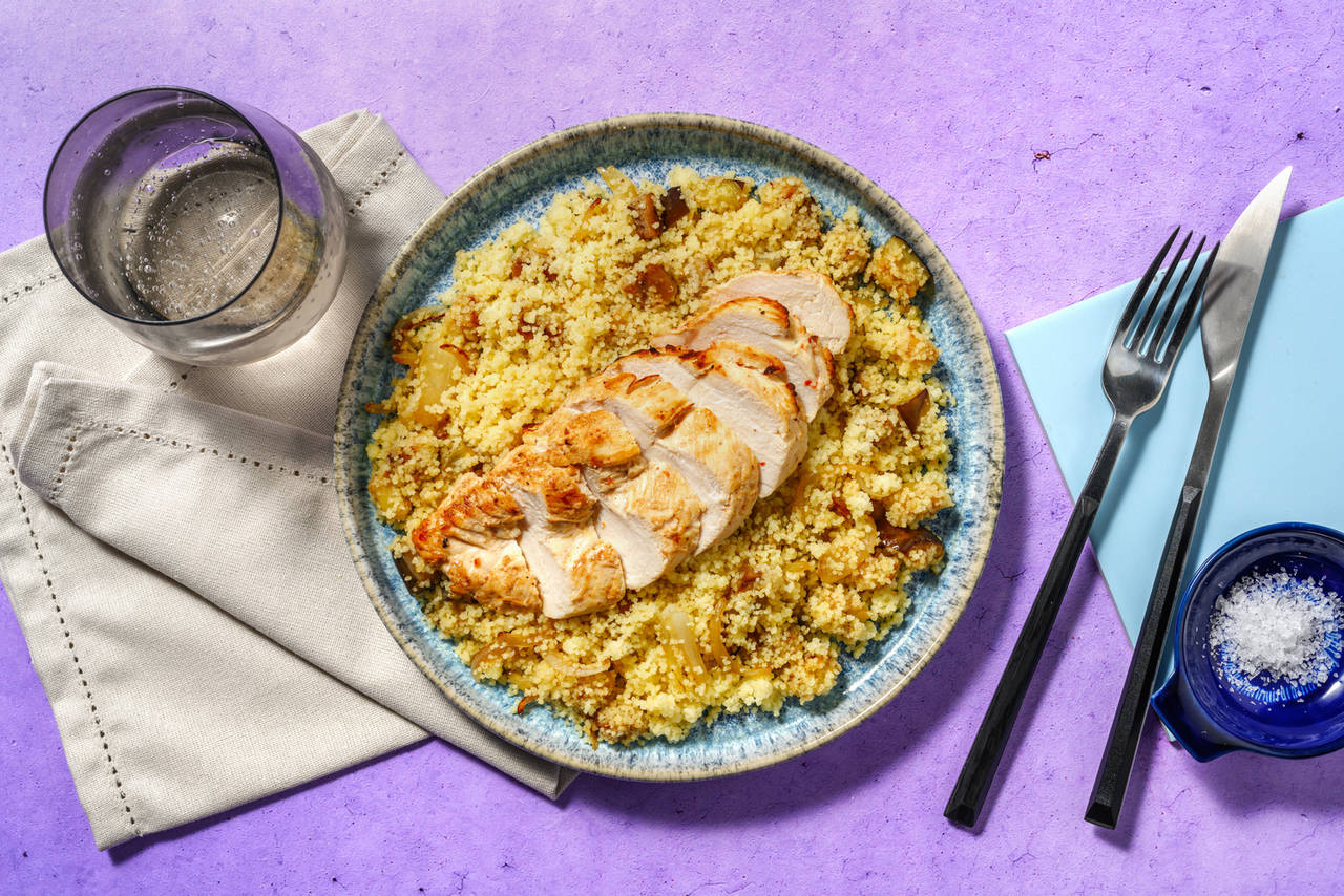 Pollo marinado con nuestra salsa harissa sobre cuscús salteado con verduras al estilo marroquí