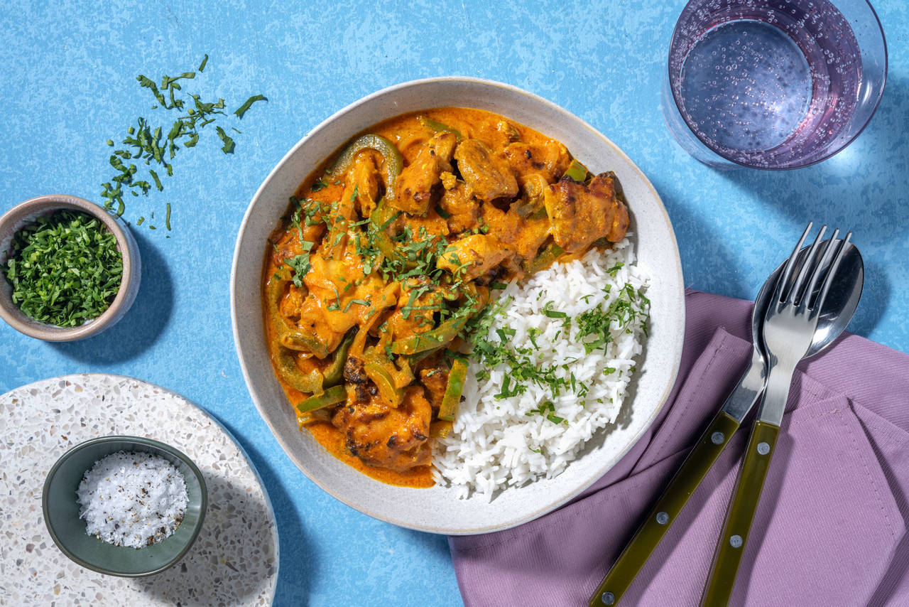 Curry de pollo y pimiento al estilo tikka con arroz basmati y cilantro fresco
