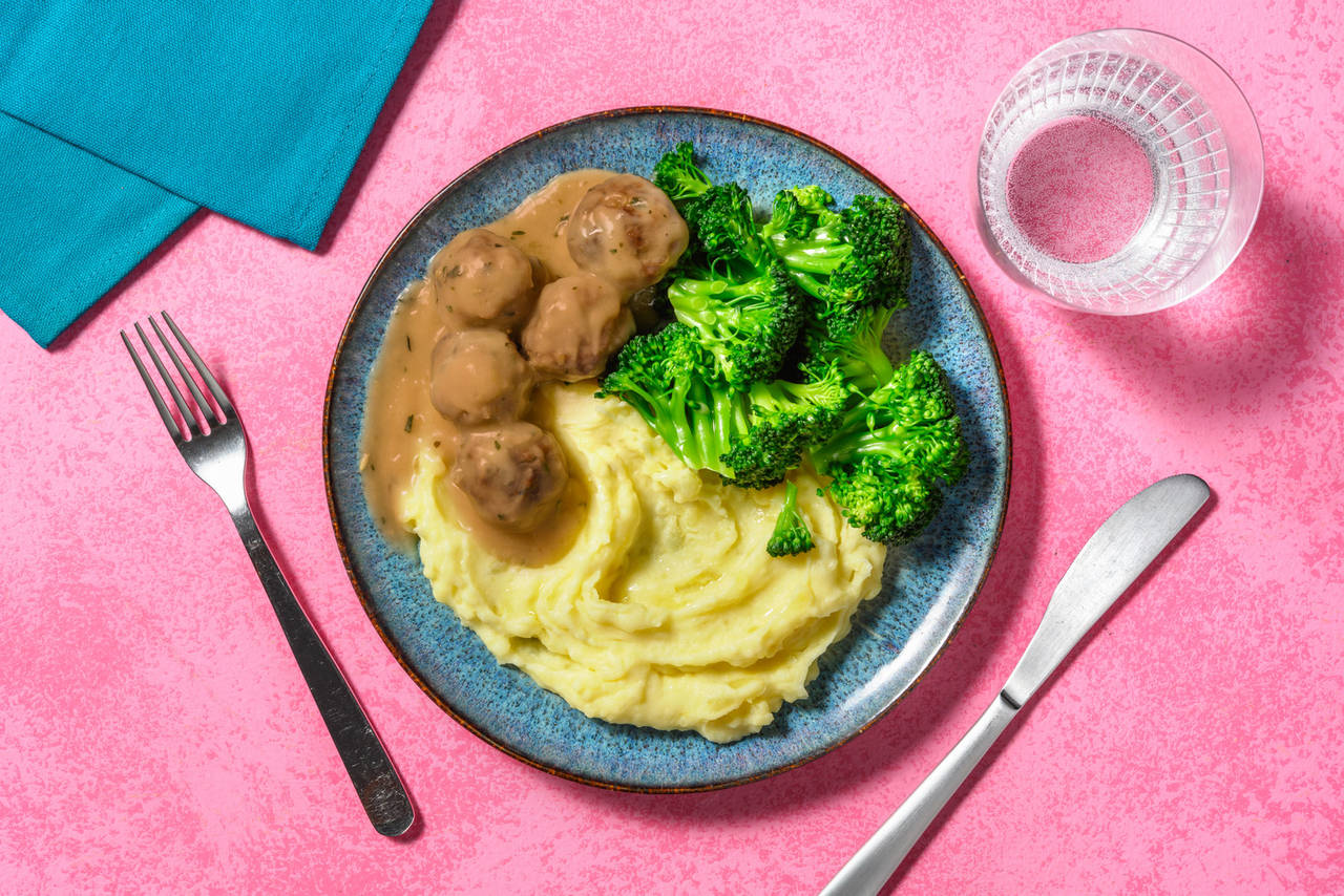 Albóndigas en salsa con brócoli acompañadas de puré de patatas y queso italiano