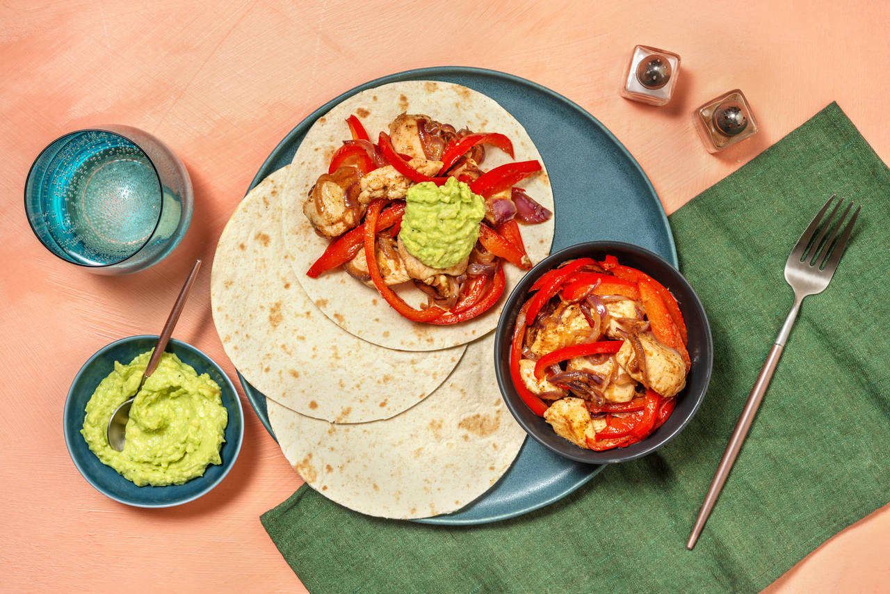 Fajitas de pollo al estilo Tex-Mex con pimiento salteado y guacamole casero