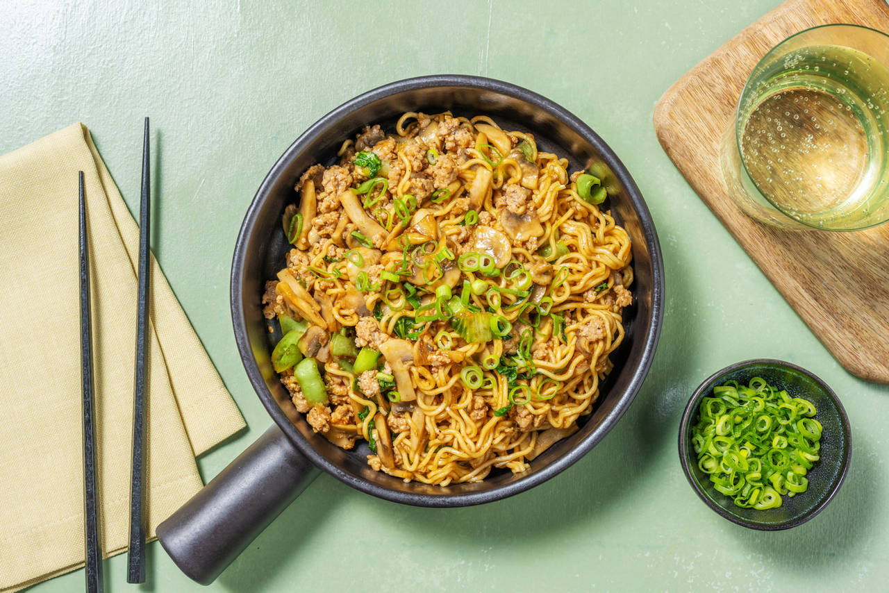 Noodles al estilo teriyaki con cerdo con champiñones y pak choi salteado