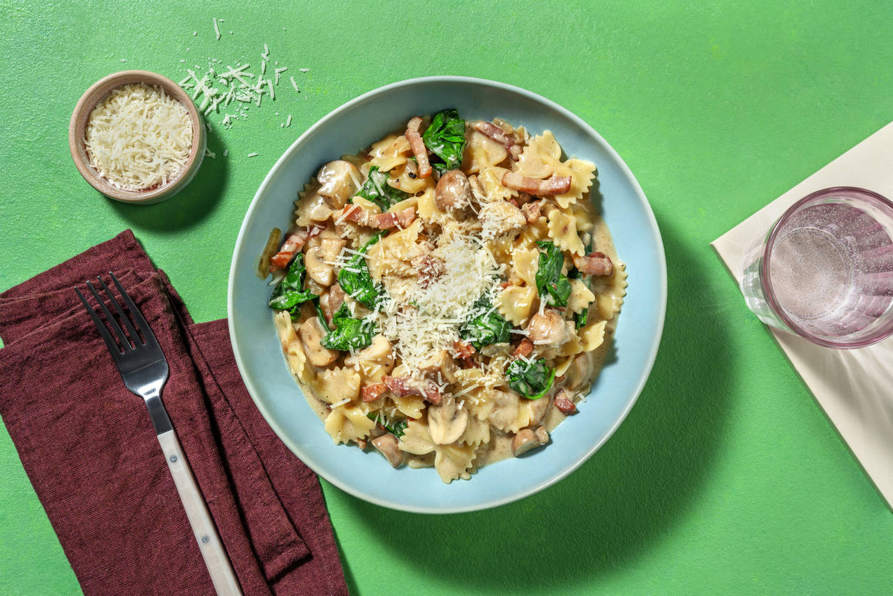 Farfalle con bacon y portobellos en salsa cremosa con espinacas