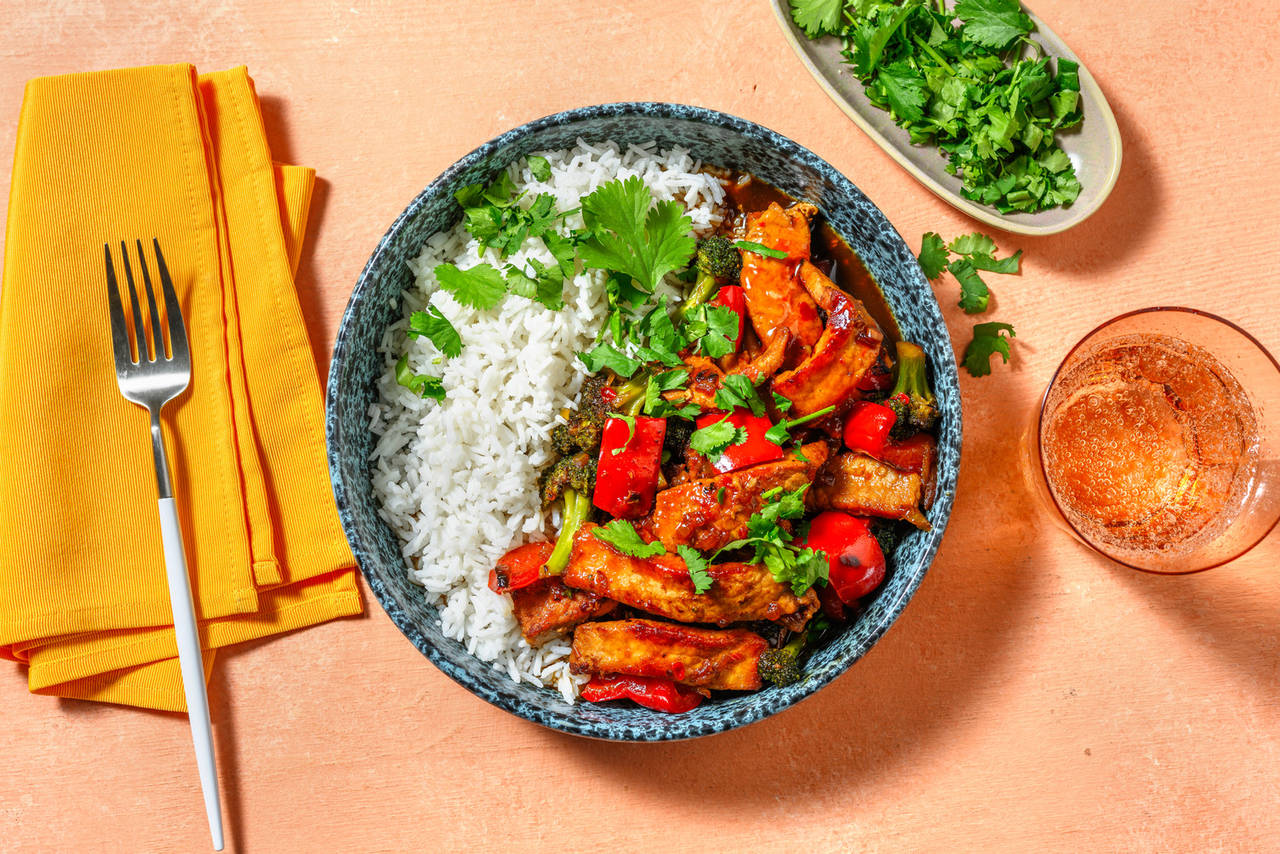 Wok de lomo de cerdo al estilo asiático con verduras salteadas sobre arroz basmati