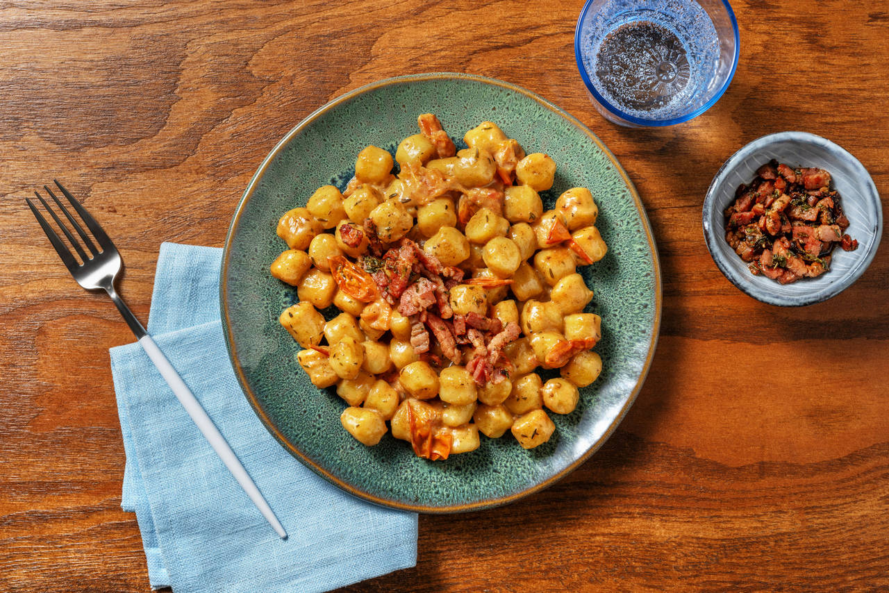 Gnocchis con vinagreta de bacon y tomates cherry en salsa de queso al tomillo