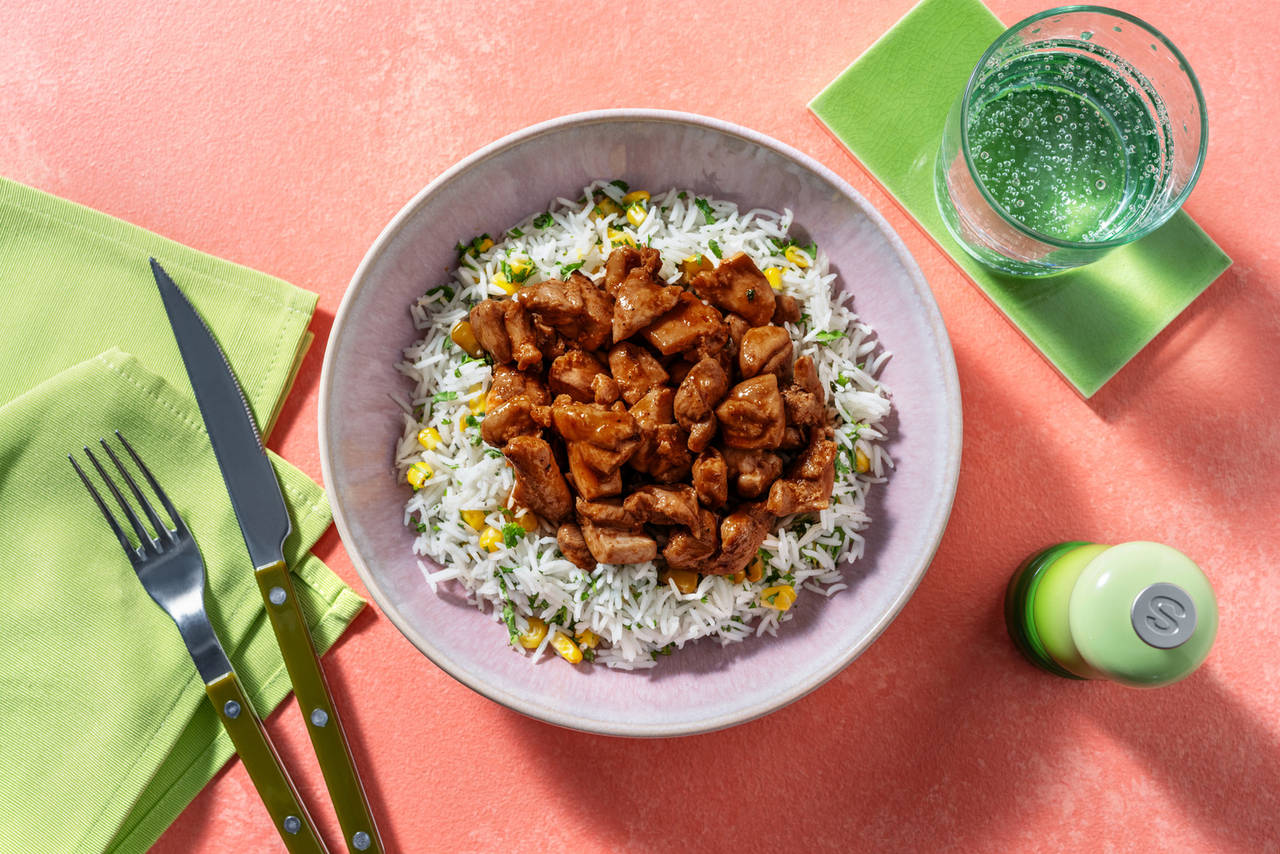 Muslo de pollo en salsa barbacoa oriental sobre arroz basmati con maíz y cilantro
