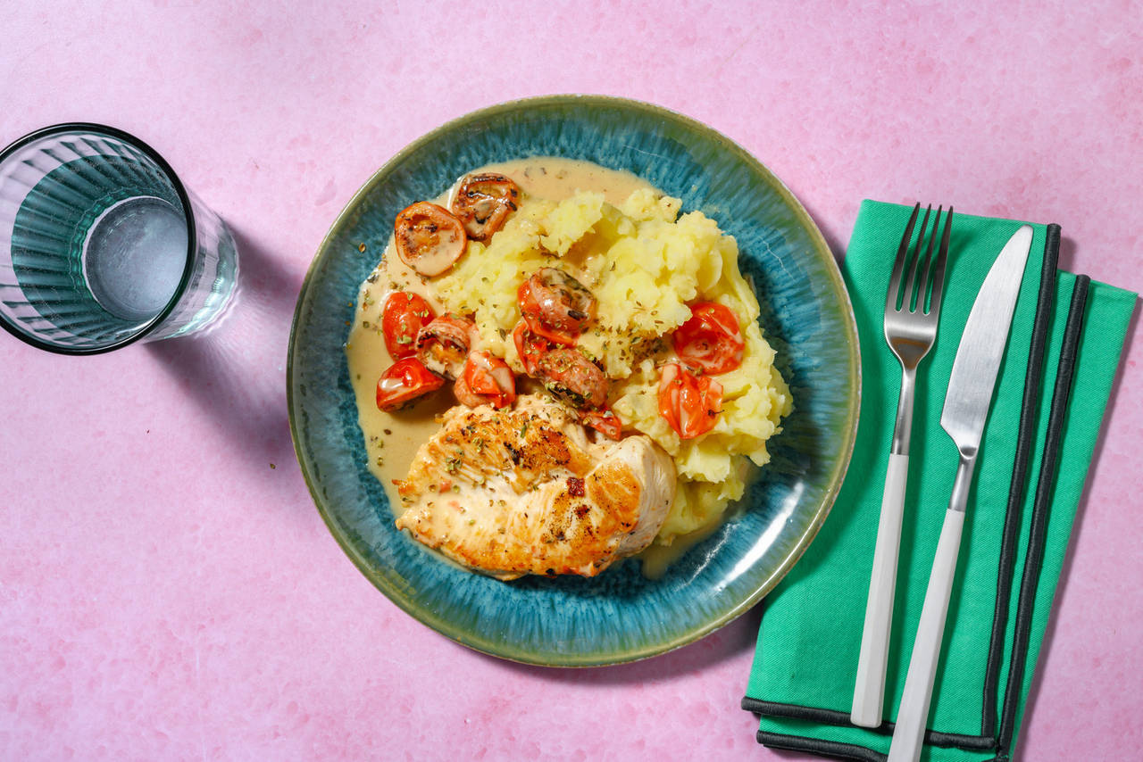 Pollo en salsa de cremosa de queso pecorino con tomates cherry salteados y puré de patata