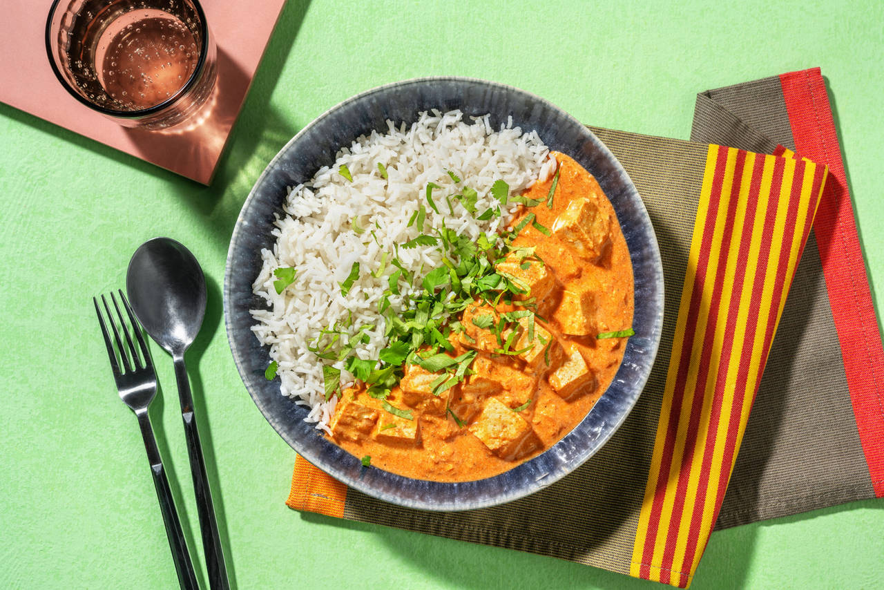 Tofu al estilo tikka masala con arroz basmati y cilantro fresco