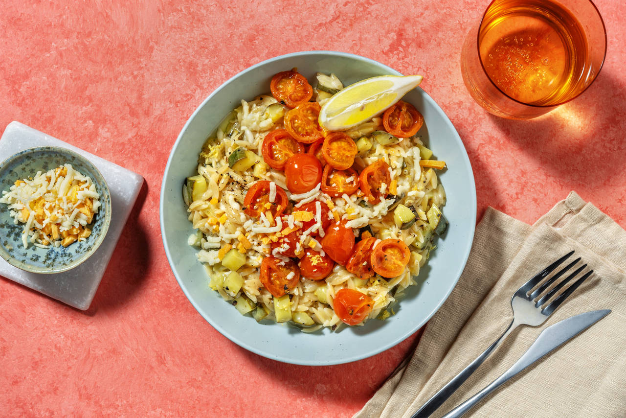 Orzo con calabacín al limón acompañado de tomates cherry salteados y queso italiano