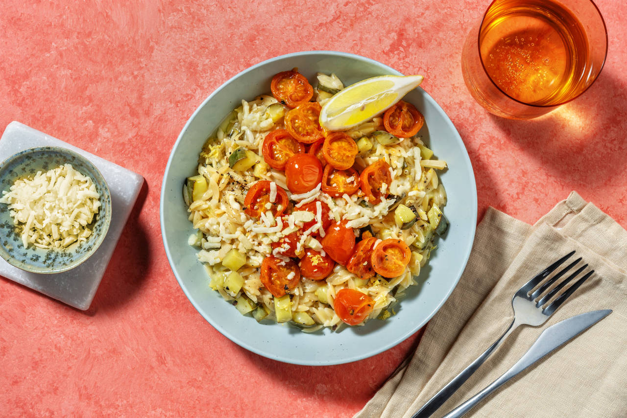 Orzotto de puerro al limón con langostinos con tomates cherry salteados y queso rallado