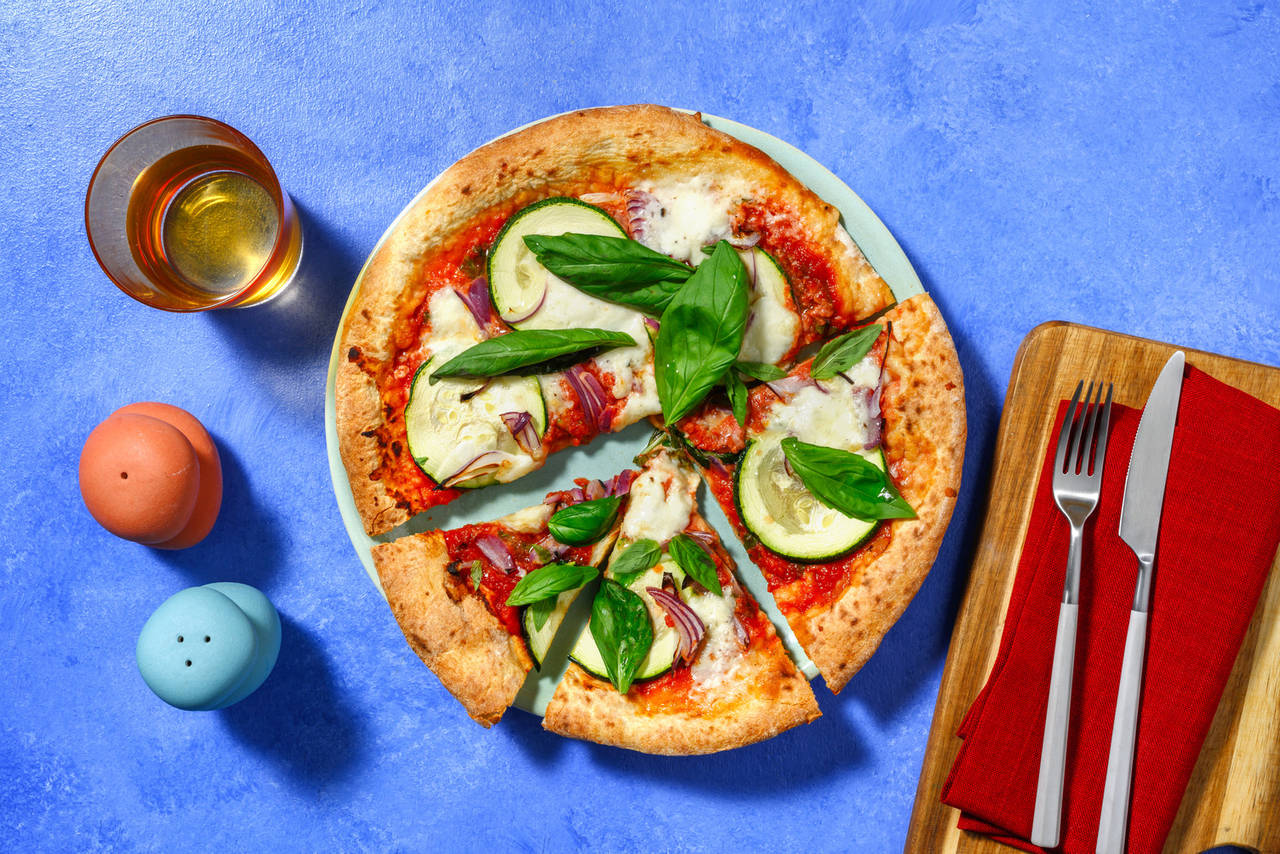 Pizza de calabacín y mozzarella con cebolla roja y miel