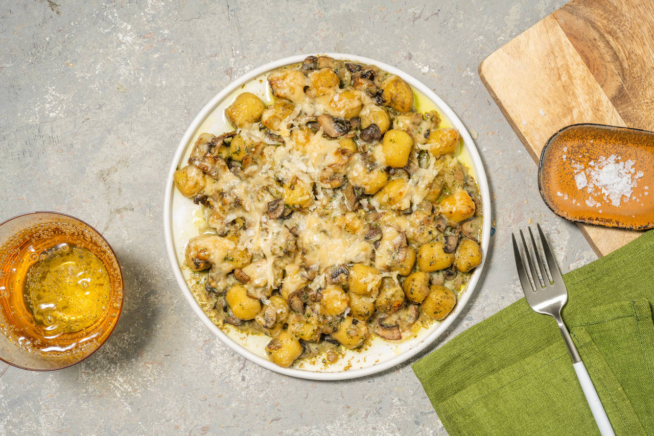 Gnocchis gratinados en salsa de albahaca con portobellos salteados y queso italiano