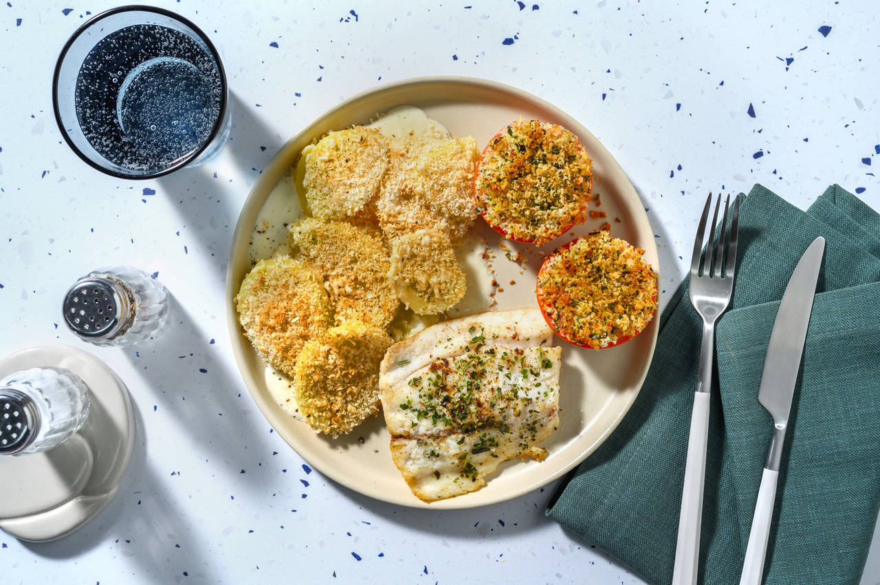 Merluza al horno con especias italianas acompañada de pastel de patatas y tomates asados