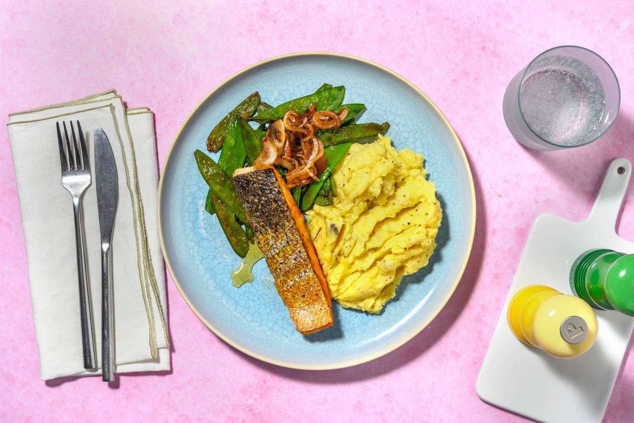 Salmón a la miel con puré de patatas y tirabeques salteados