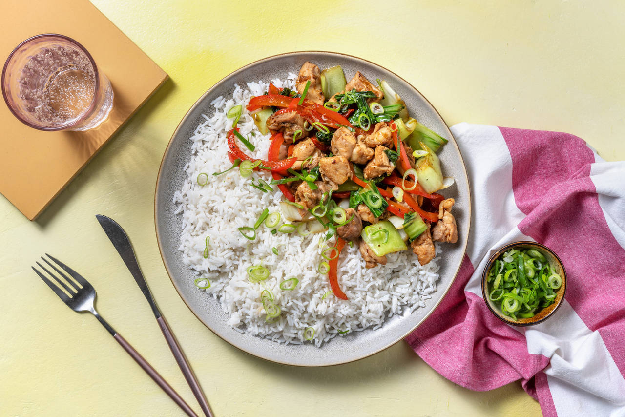 Pollo salteado al estilo asiático con pak choi y arroz basmati