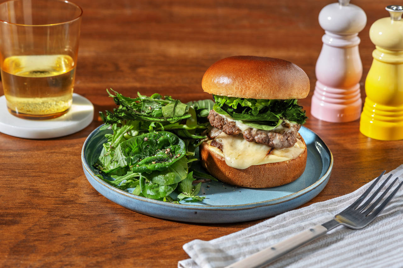 Smash burger de ternera con queso con mayonesa de mostaza y ensalada con vinagreta de miel