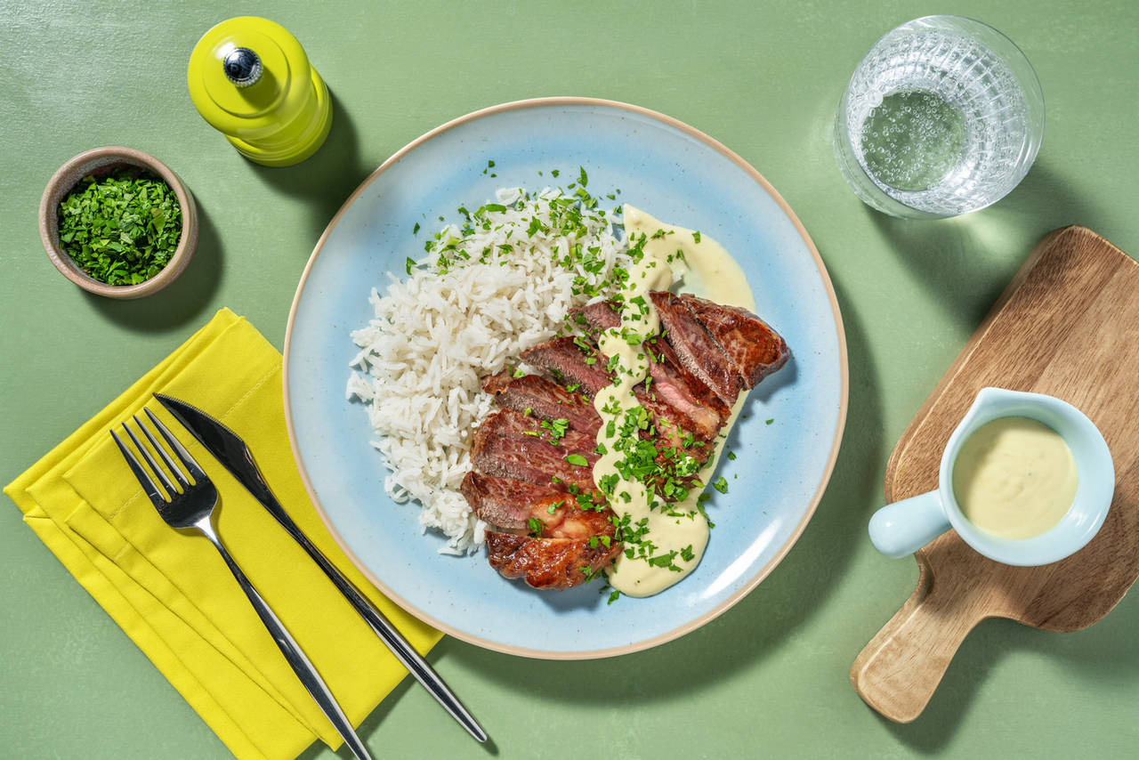 Ternera en salsa cremosa de mostaza con arroz jazmín y perejil fresco
