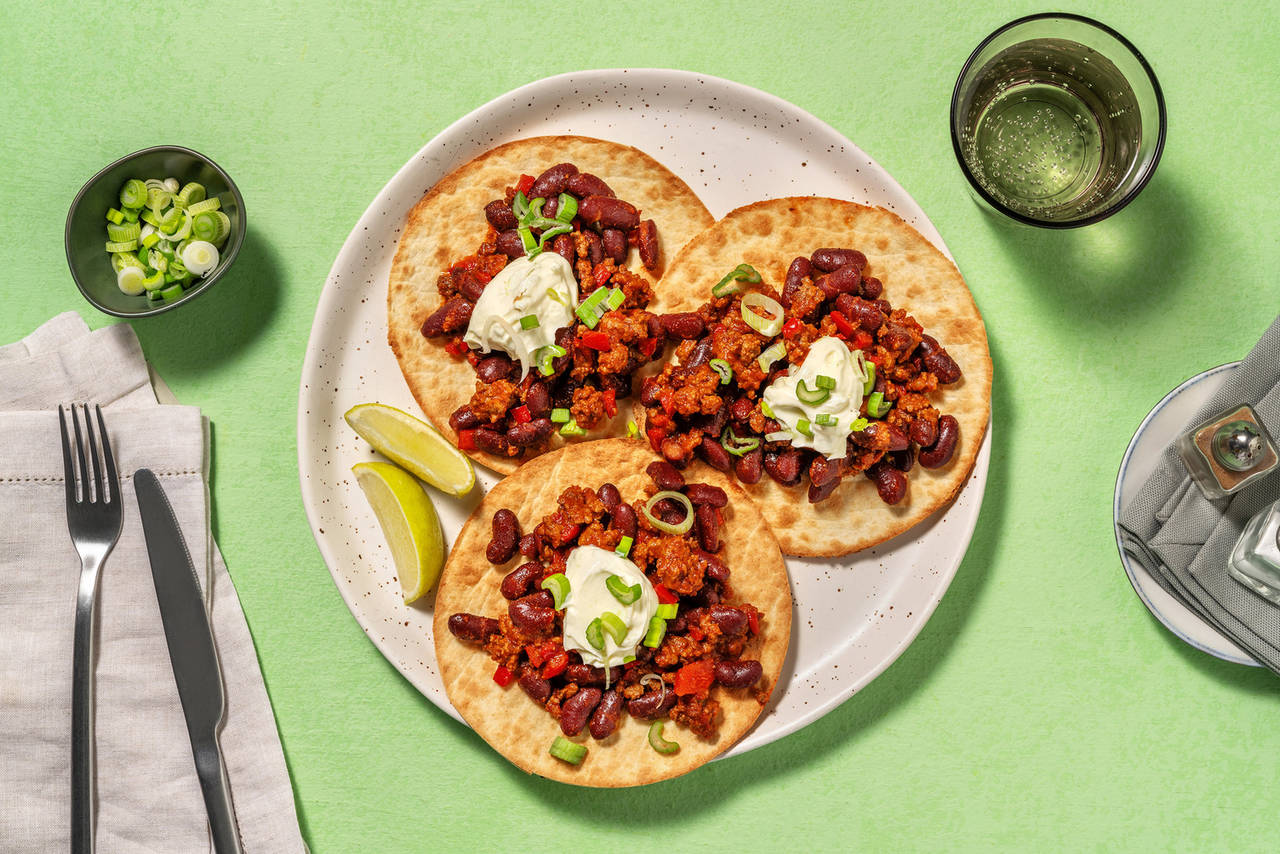 Tostadas mexicanas de ternera con frijoles con salsa cremosa de lima y ajo tierno