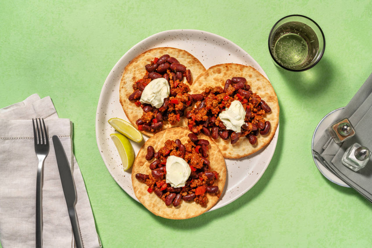 Crunchy tostadas de ternera con frijoles con salsa cremosa de lima