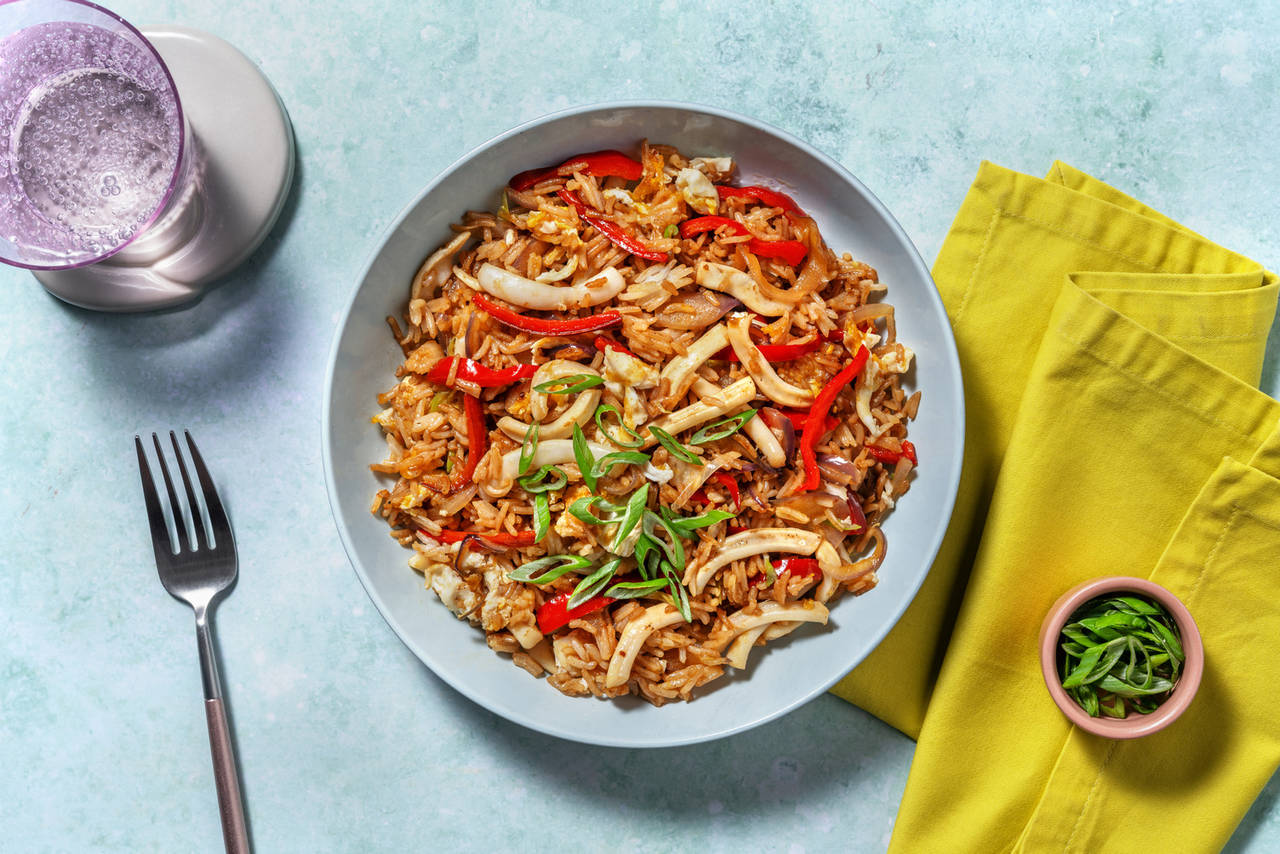 Arroz chaufa con calamar gigante salteado con verduras y ajo tierno