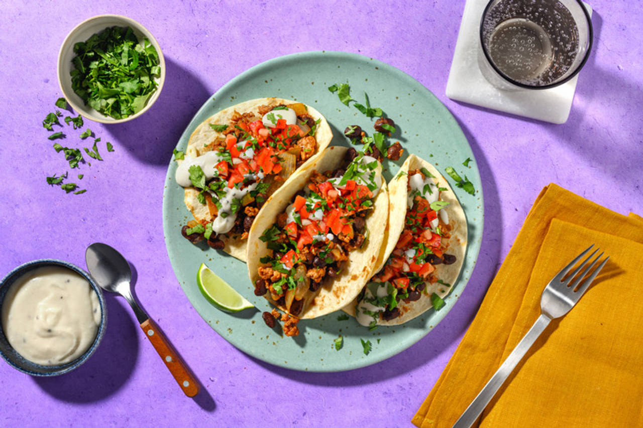 ¡Fiesta del taco! Cerdo con frijoles y cilantro con pico de gallo y salsa de queso