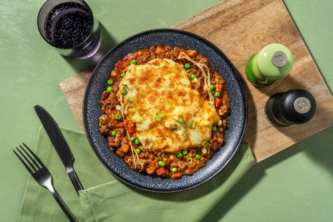 Pastel de carne de ternera con verduras con puré de patatas y queso gratinado