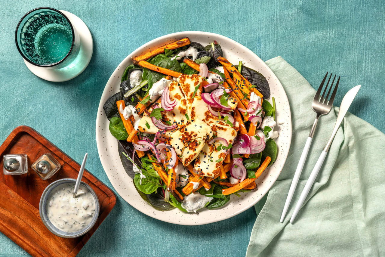 Bol mediterráneo de verduras y queso estilo chipriota con zanahoria salteada, yogur a la menta y cebolla encurtida