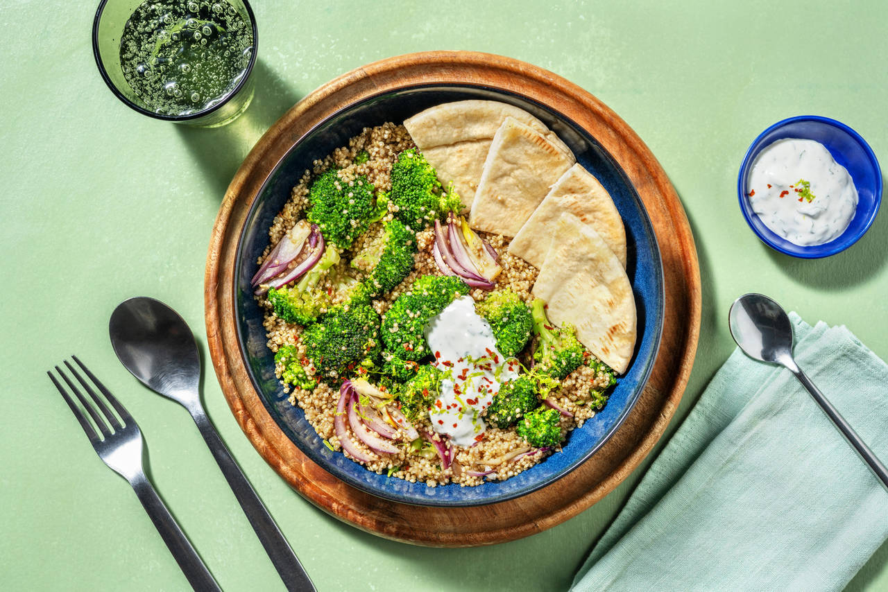 Bol de quinoa con brócoli asado y yogur a al menta con pan de pita