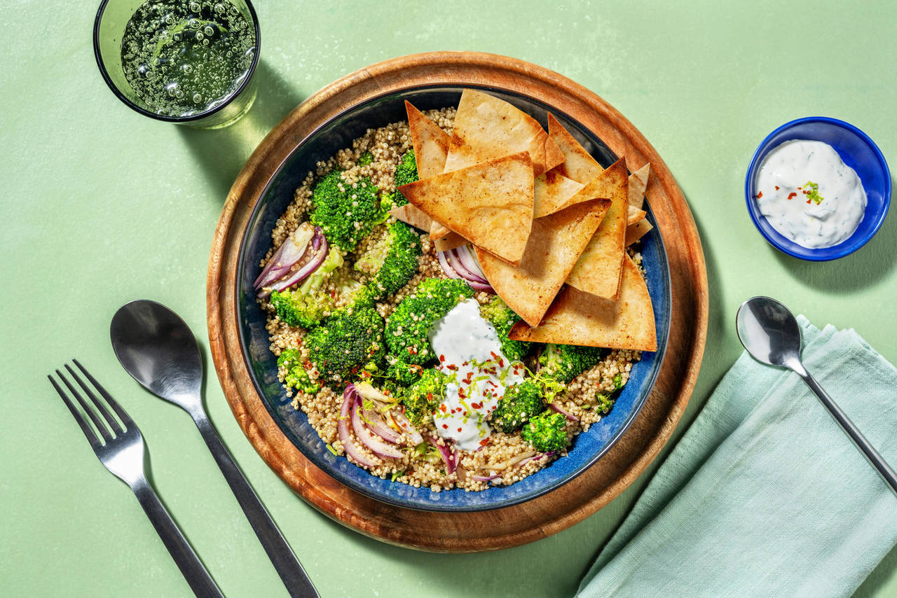 Bol de quinoa y brócoli asado con yogur a la menta y tortillas tostadas
