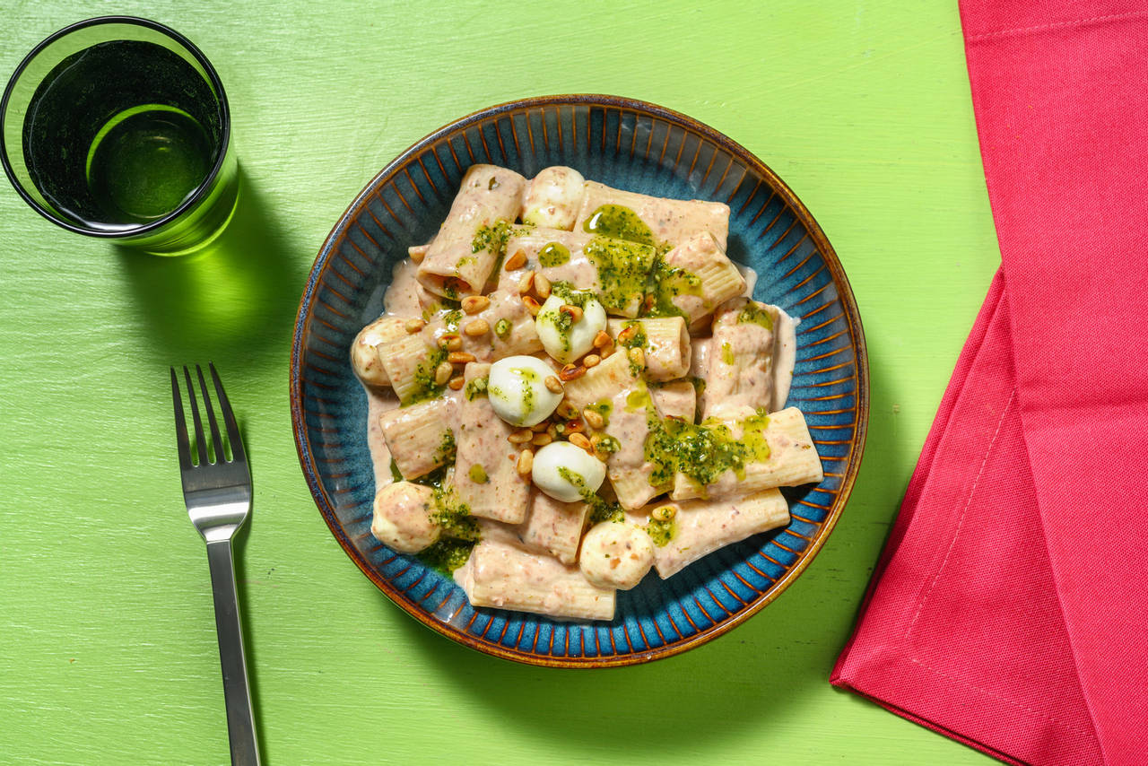 Rigatoni en salsa casera de judías rojas con piñones tostados, mini mozzarellas y aceite de menta