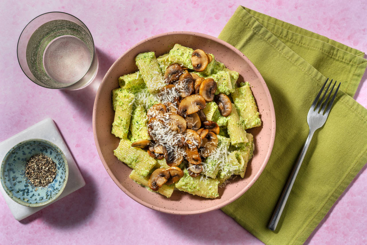 Rigatoni en salsa casera de brócoli con champiñones salteados y queso italiano curado