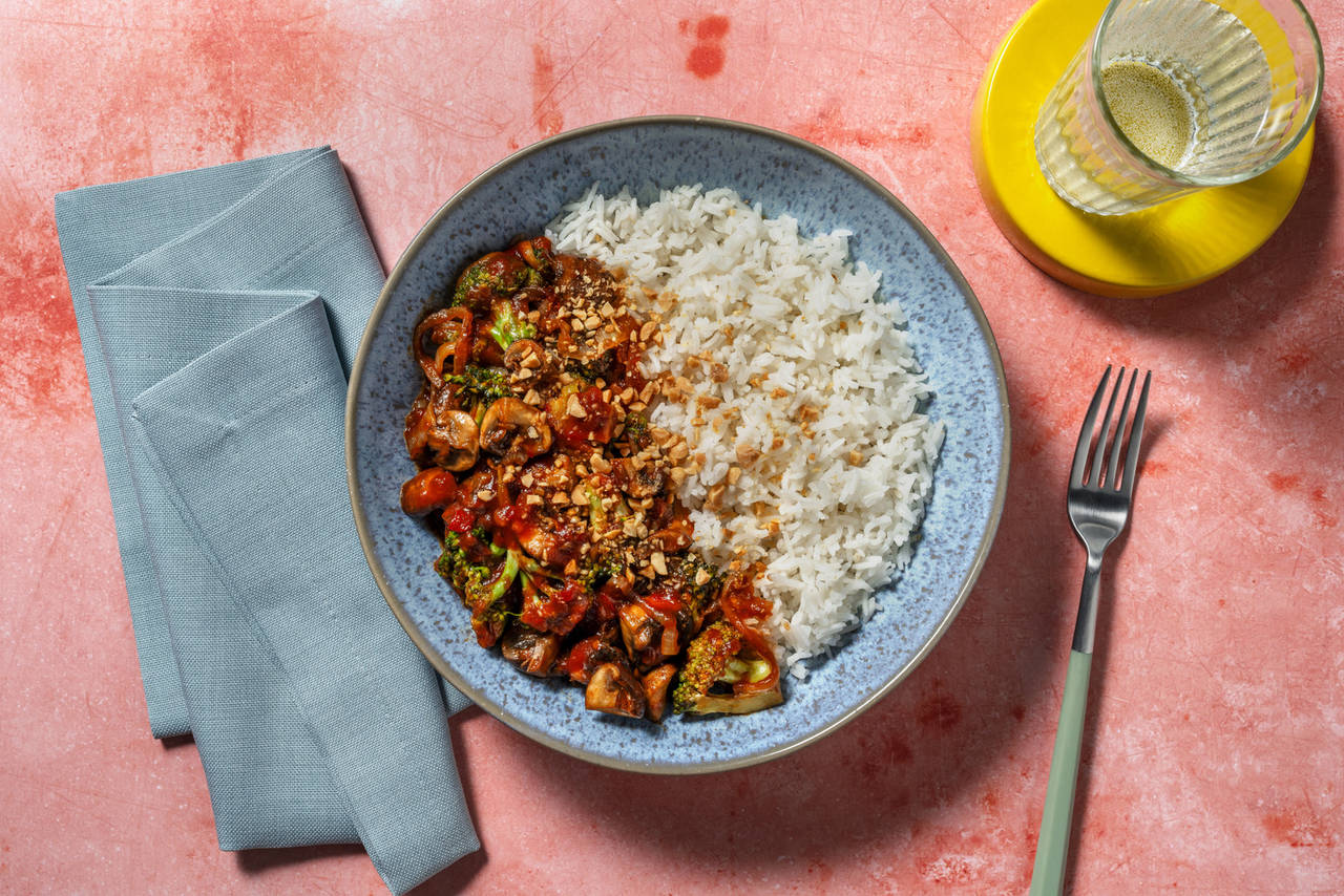 Salteado de verduras en salsa de chile dulce con cacahuetes sobre arroz jazmín