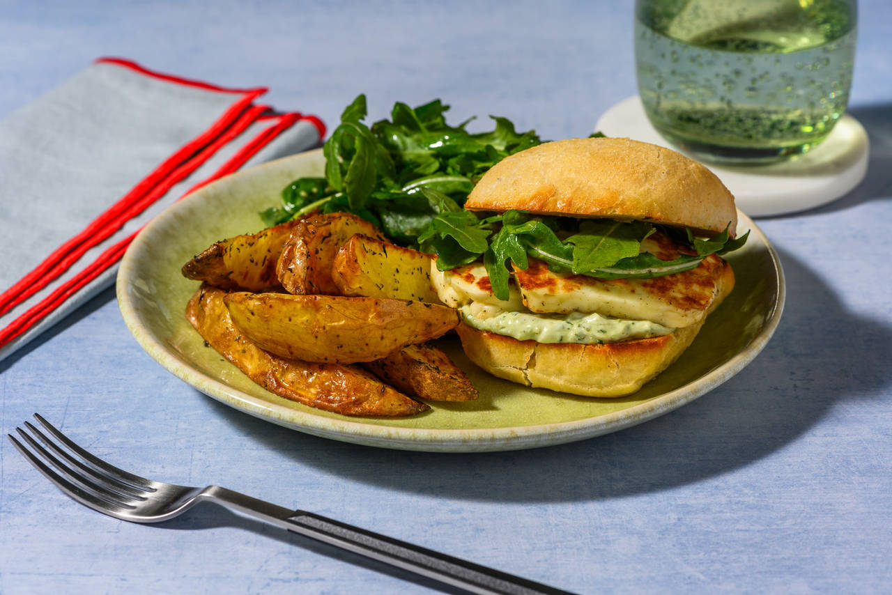 Chapata de queso estilo chipriota y rúcula con mayonesa de pesto y patatas al tomillo