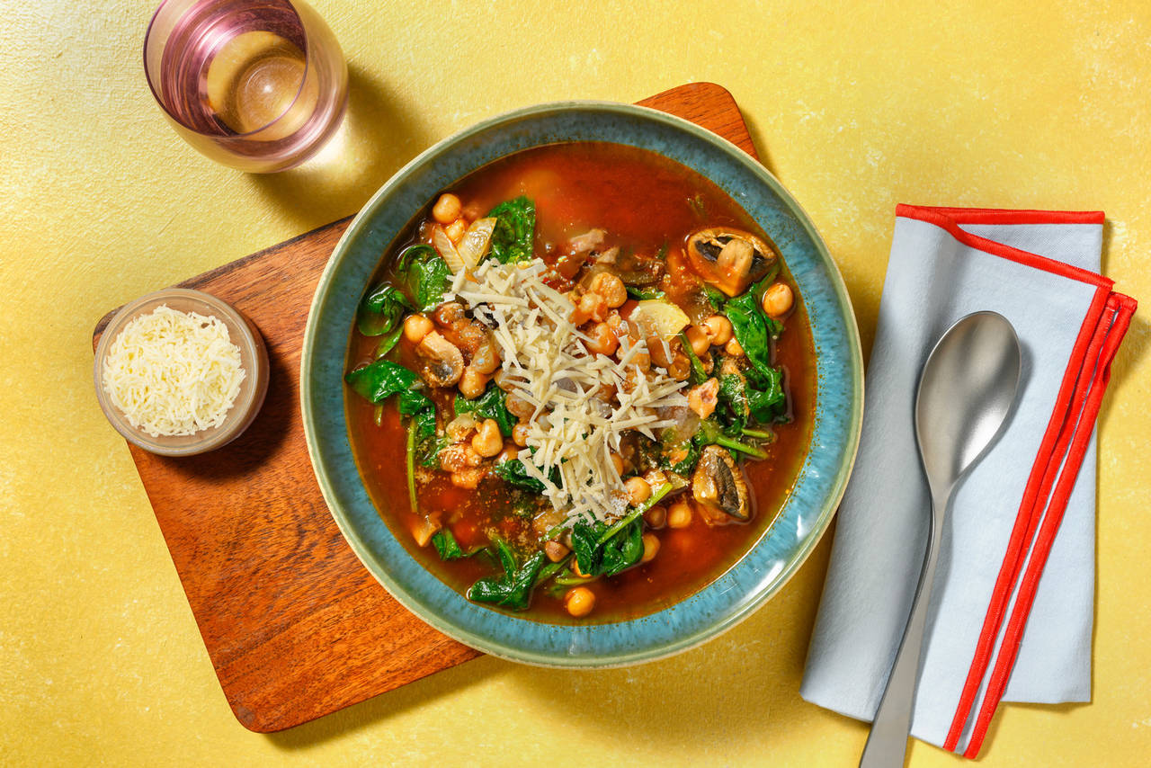 Guiso de garbanzos y setas con espinacas y queso italiano curado