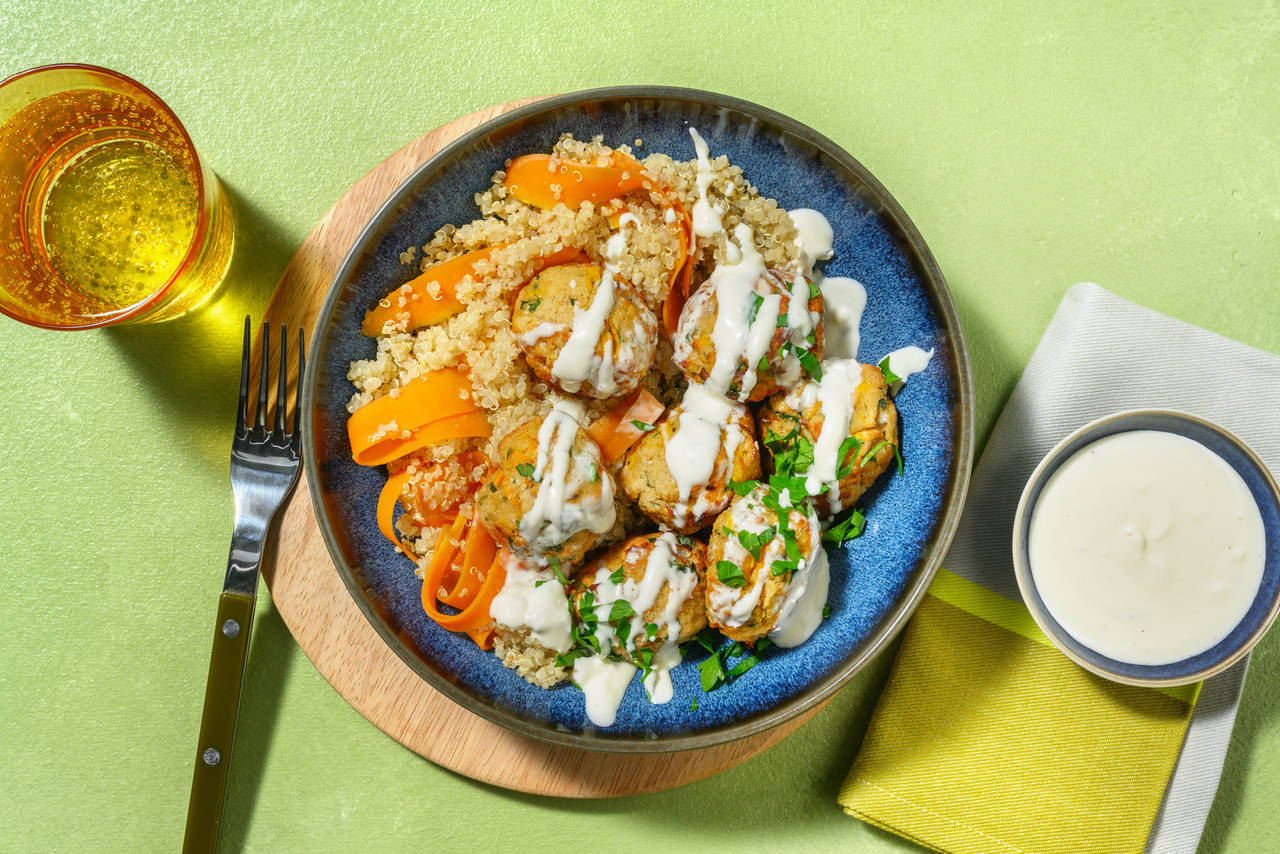 Falafel casero con salsa de yogur acompañado de ensalada de quinoa y zanahoria