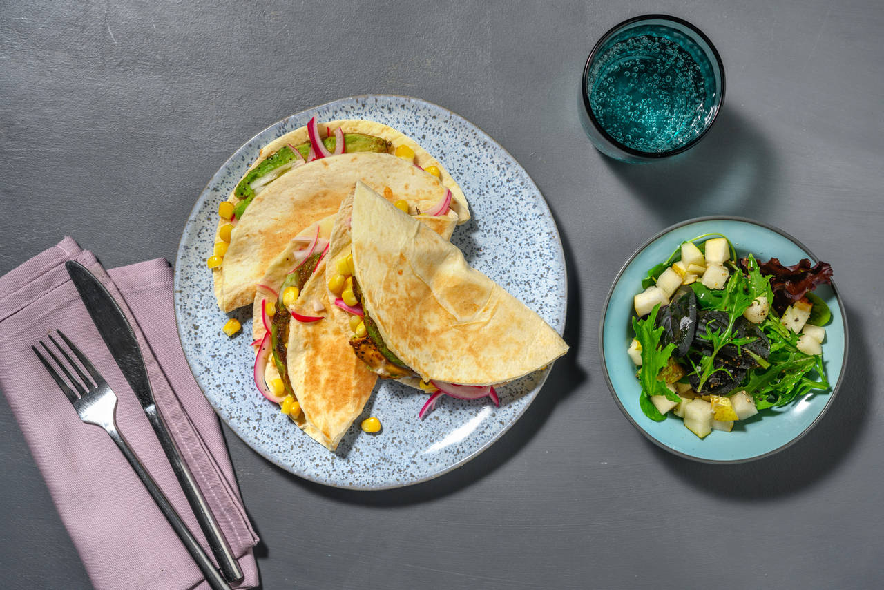 Quesadillas de aguacate a la plancha con cebolla encurtida y ensalada de pera