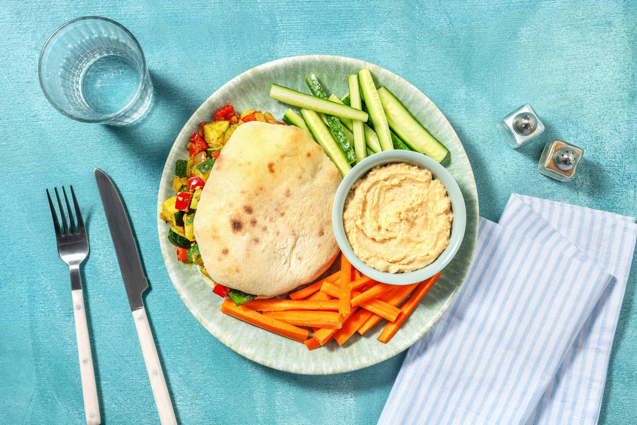 Pita rellena de verduras al pesto con hummus casero y crudités